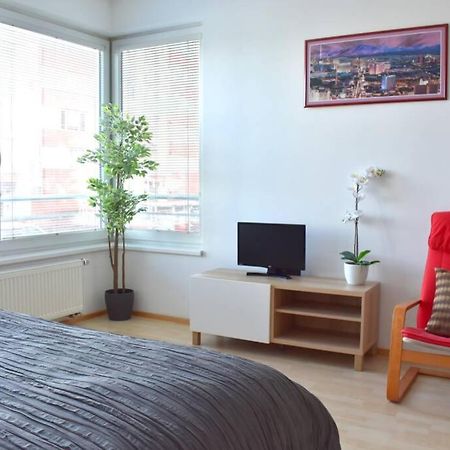 Modern Apartments - Airport 8Mins プラハ エクステリア 写真