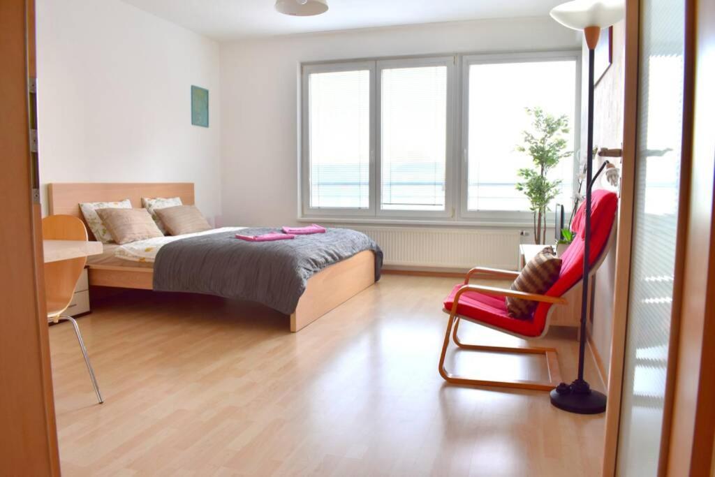 Modern Apartments - Airport 8Mins プラハ エクステリア 写真