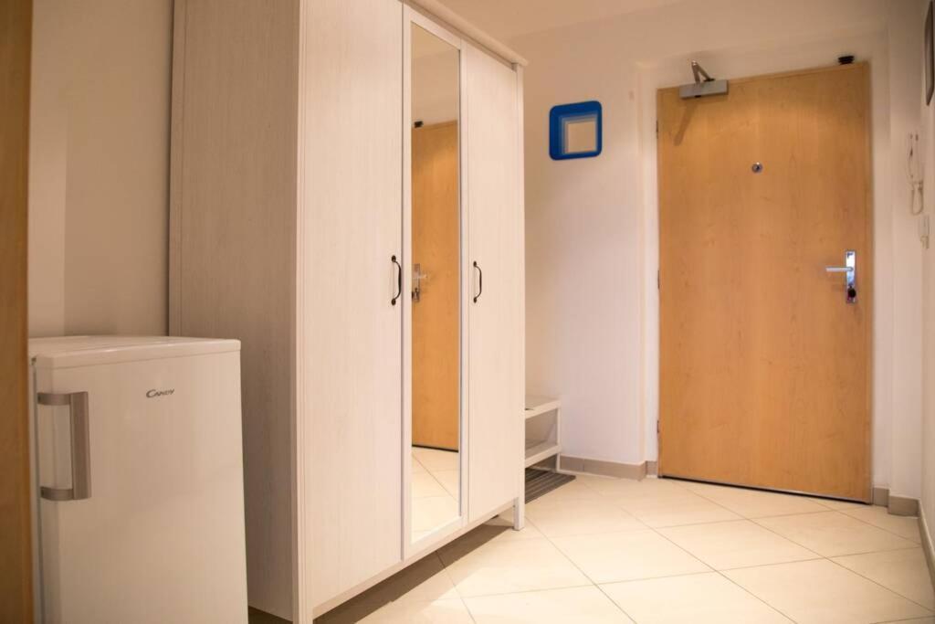 Modern Apartments - Airport 8Mins プラハ エクステリア 写真
