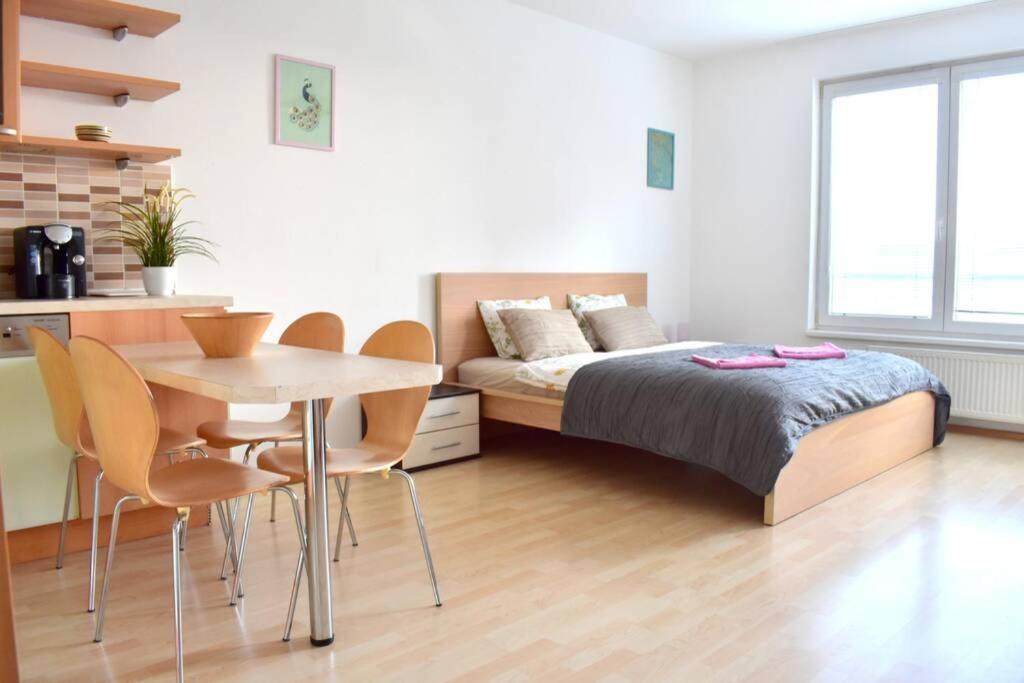 Modern Apartments - Airport 8Mins プラハ エクステリア 写真